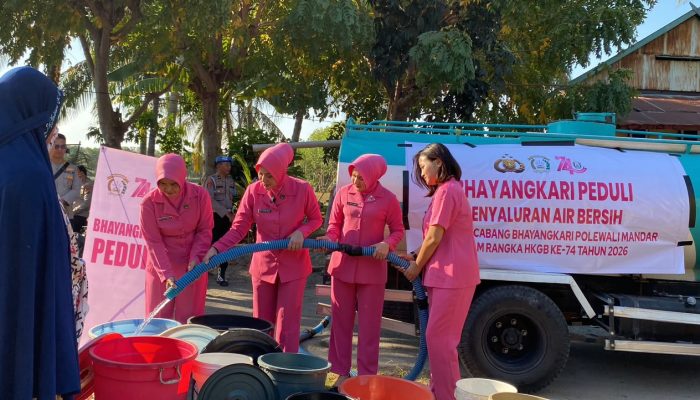 Bhayangkari Polman Salurkan 9.000 Liter Air Bersih ke Warga Galeso