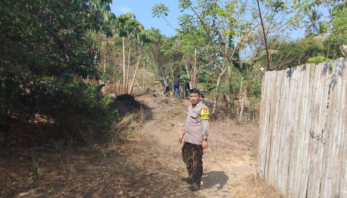 Personil Polres Polman Sigap Tangani Kebakaran Lahan di Rea Jaya Polman