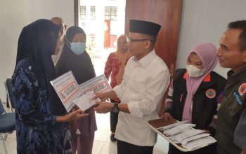 Pemkab Polman Serahkan Bantuan Rp50 Juta untuk 8 KK Korban Kebakaran