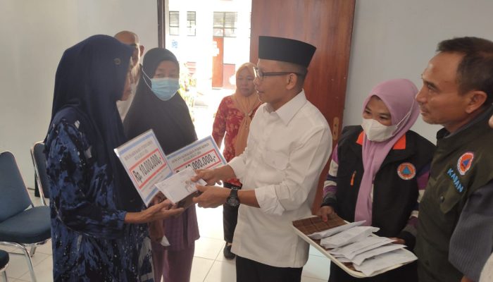 Pemkab Polman Serahkan Bantuan Rp50 Juta untuk 8 KK Korban Kebakaran