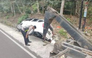 Diduga Mengantuk, Toyota Calya Masuk Jalur Lawan dan Tabrak Truk di Polman