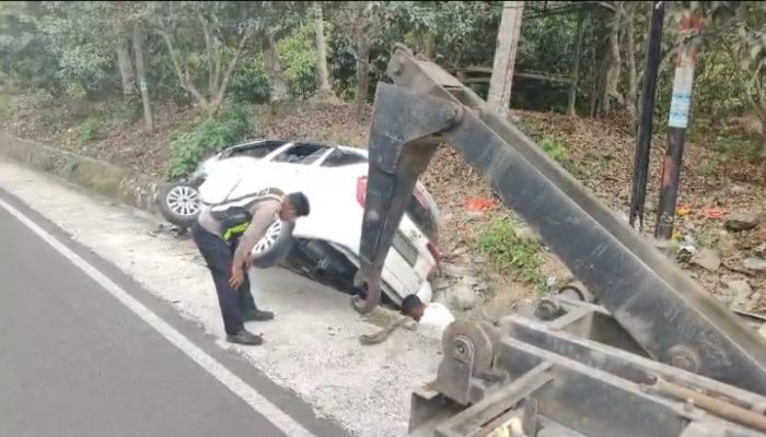 Diduga Mengantuk, Toyota Calya Masuk Jalur Lawan dan Tabrak Truk di Polman