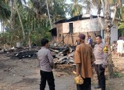 Polisi dan Damkar Padamkan Kebakaran Rumah di Segerang Polman