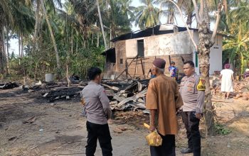 Polisi dan Damkar Padamkan Kebakaran Rumah di Segerang Polman