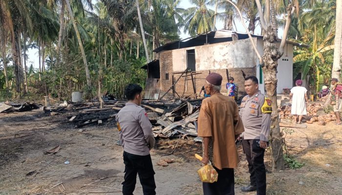 Polisi dan Damkar Padamkan Kebakaran Rumah di Segerang Polman