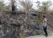 Polisi Padamkan Kebakaran Lahan di Desa Tenggelang Polman, 15 Meter Persegi Terbakar