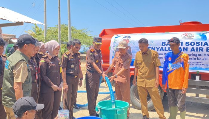 Kejari Polman Salurkan 12 Ribu Liter Air Bersih ke Tiga Dusun di Tonyaman