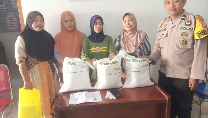 Bhabinkamtibmas Desa Kelapa Dua Kawal Penyaluran Bantuan Pangan untuk 396 Warga