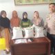 Bhabinkamtibmas Desa Kelapa Dua Kawal Penyaluran Bantuan Pangan untuk 396 Warga