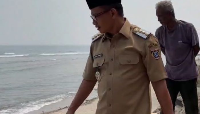 Bupati Polman Siapkan Penanganan Abrasi Pantai Tammangalle, 800 Geobag Diusulkan
