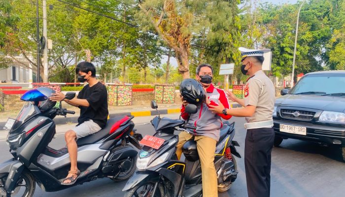 Cegah Dampak Kabut Asap, Sat Lantas Polres Polman Bagikan Ribuan Masker