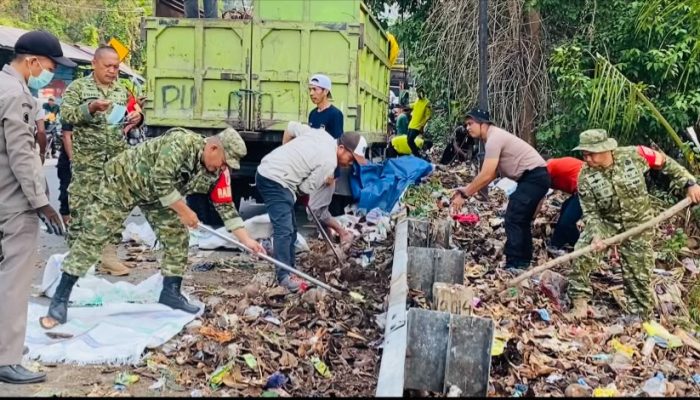 Wujudkan Gerbang Binuang, Camat Bersama Warga Bersihkan Sampah di Pesisir Pantai Sappoang
