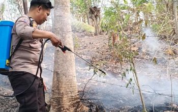 Polisi Bersama Masyarakat Cegah Meluasnya Kebakaran Lahan di Desa Tuttula