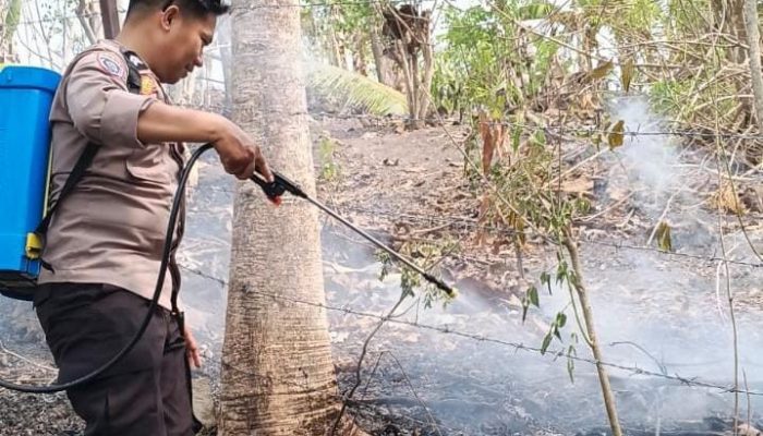 Polisi Bersama Masyarakat Cegah Meluasnya Kebakaran Lahan di Desa Tuttula